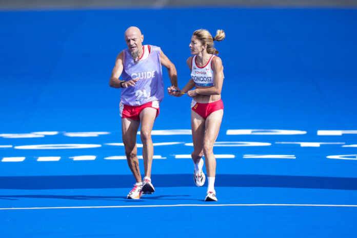 Elena Congost ayuda a su guía (Foto: EFE)