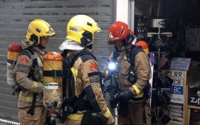 Bomberos trabajando en la zona (Foto: Bombers)