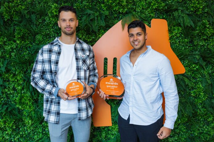 Alejandro Moreno y David Varela con el premio al mejor restaurante de España