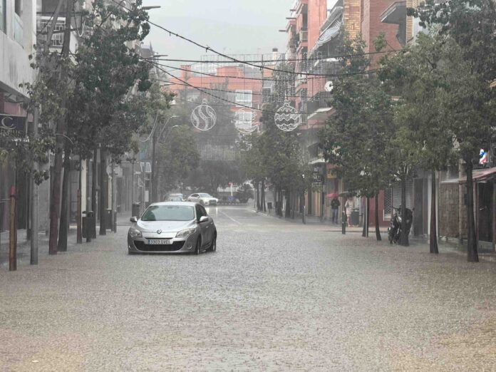 Calle del Dr. Ferran anegada (Foto: Castelldefels Digital)