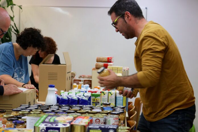 Punto de recogida en Castelldefels (Foto: Manu Reyes en X)