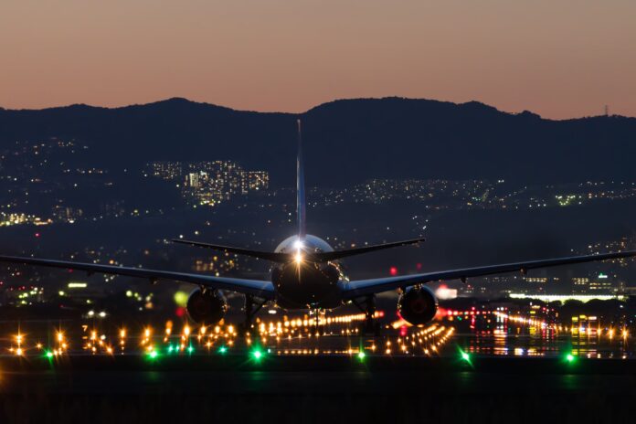 Un avión en el Aeropuerto de Barcelona (Foto: Shutterstock)