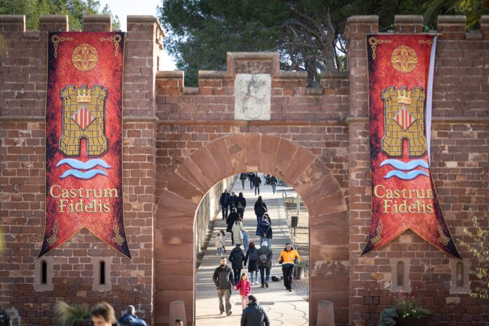 El Castillo de Castelldefels durante el Campamento Medieval. Foto: Turisme Baix Llobregat.