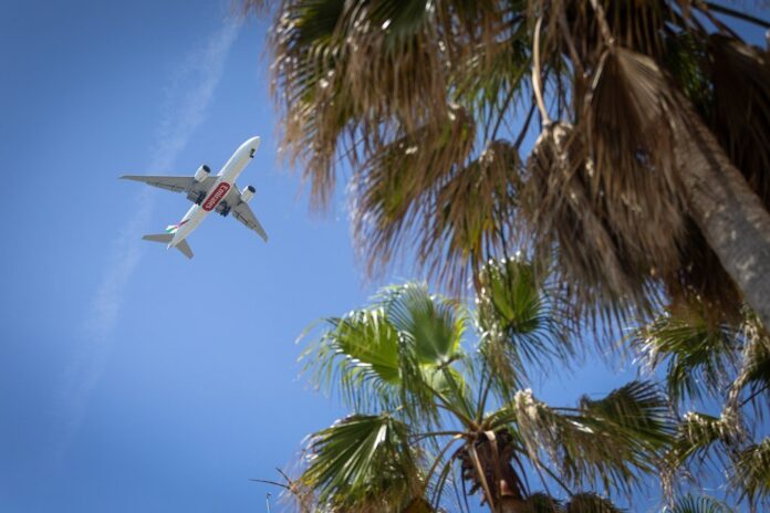 Avión sobrevolando Castelldefels (Foto: Ayuntamiento de Castelldefels)