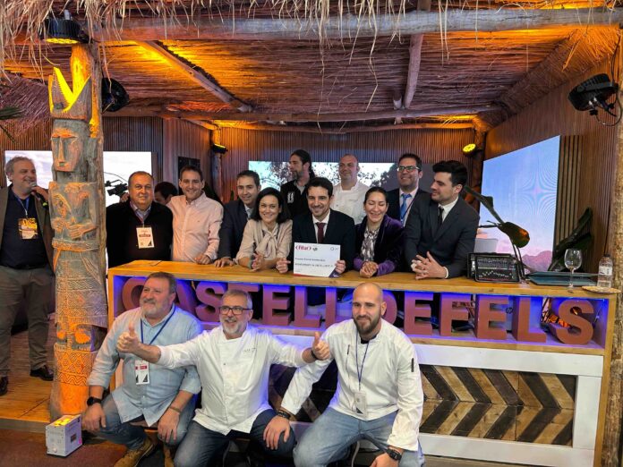 La delegación de la ciudad en el stand (Foto: Ayuntamiento de Castelldefels)