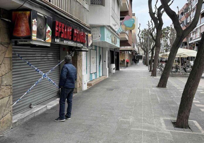 Una persona observa el establecimiento precintado (Foto: Castelldefels Digital)