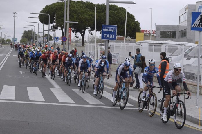 Los ciclistas de la Volta a su paso por Castelldefels, el año pasado (Foto: Ayuntamiento de Castelldefels)