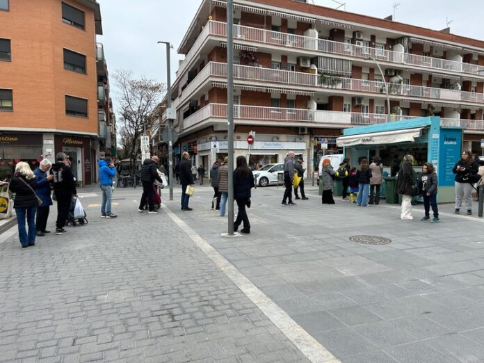 Vecinos haciendo cola en la Minideixalleria del centro (Foto: Ayuntamiento de Castelldefels)