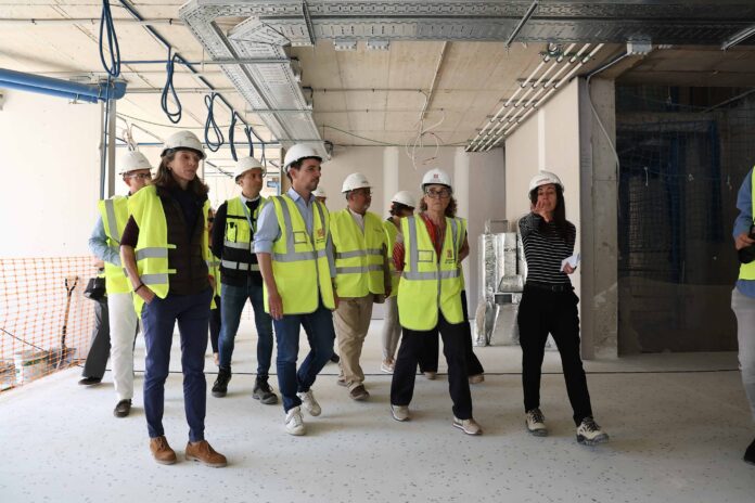 El alcalde y la consellera durante la visita de obras (Foto: Ayuntamiento de Castelldefels)