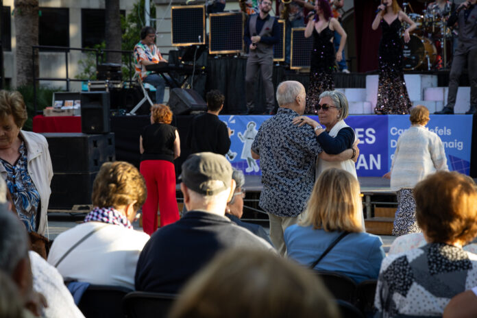 Baile de la gente mayor en la plaza de la Iglesia (2024) (Foto: Ayuntamiento de Castelldefels)