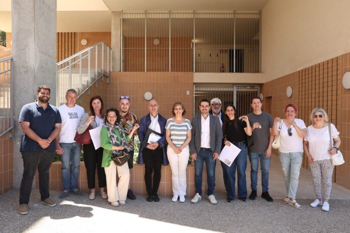 Representantes municipales y las primeras personas que han recibido las llaves (Foto: Ayuntamiento de Castelldefels)
