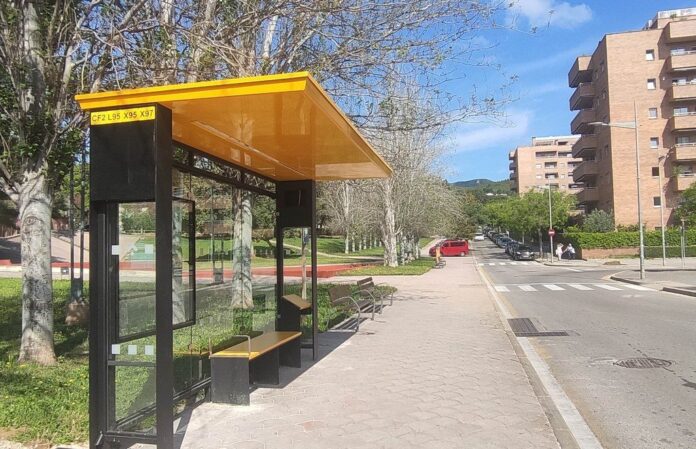 Nueva marquesina instalada en Doctor Trueta (Foto: Ayuntamiento de Castelldefels)
