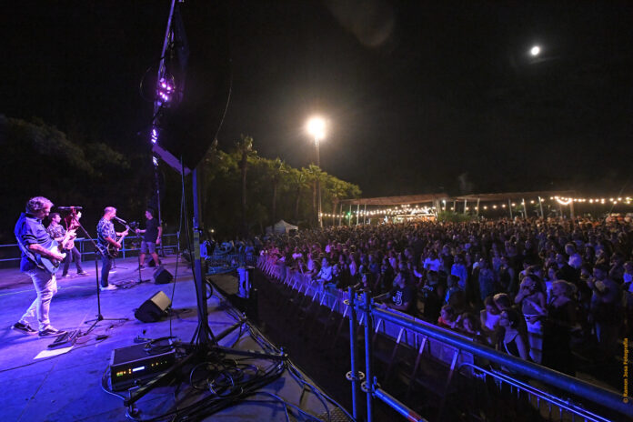 Una de las actuaciones musicales de la Fiesta Mayor del año pasado (Foto: Ayuntamiento de Castelldefels)