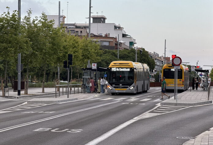 Paradas de bus de la plaza Colón con avenida Constitución
