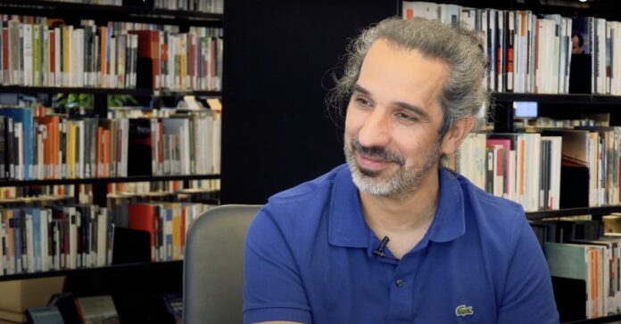 Javier Ruiz, en una entrevista en la Biblioteca (Foto: Ayuntamiento de Castelldefels)