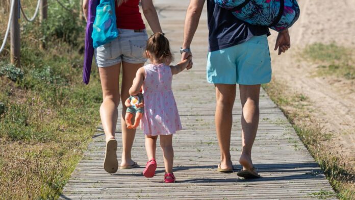 Una familia en la playa (Foto: Ayuntamiento de Castelldefels)
