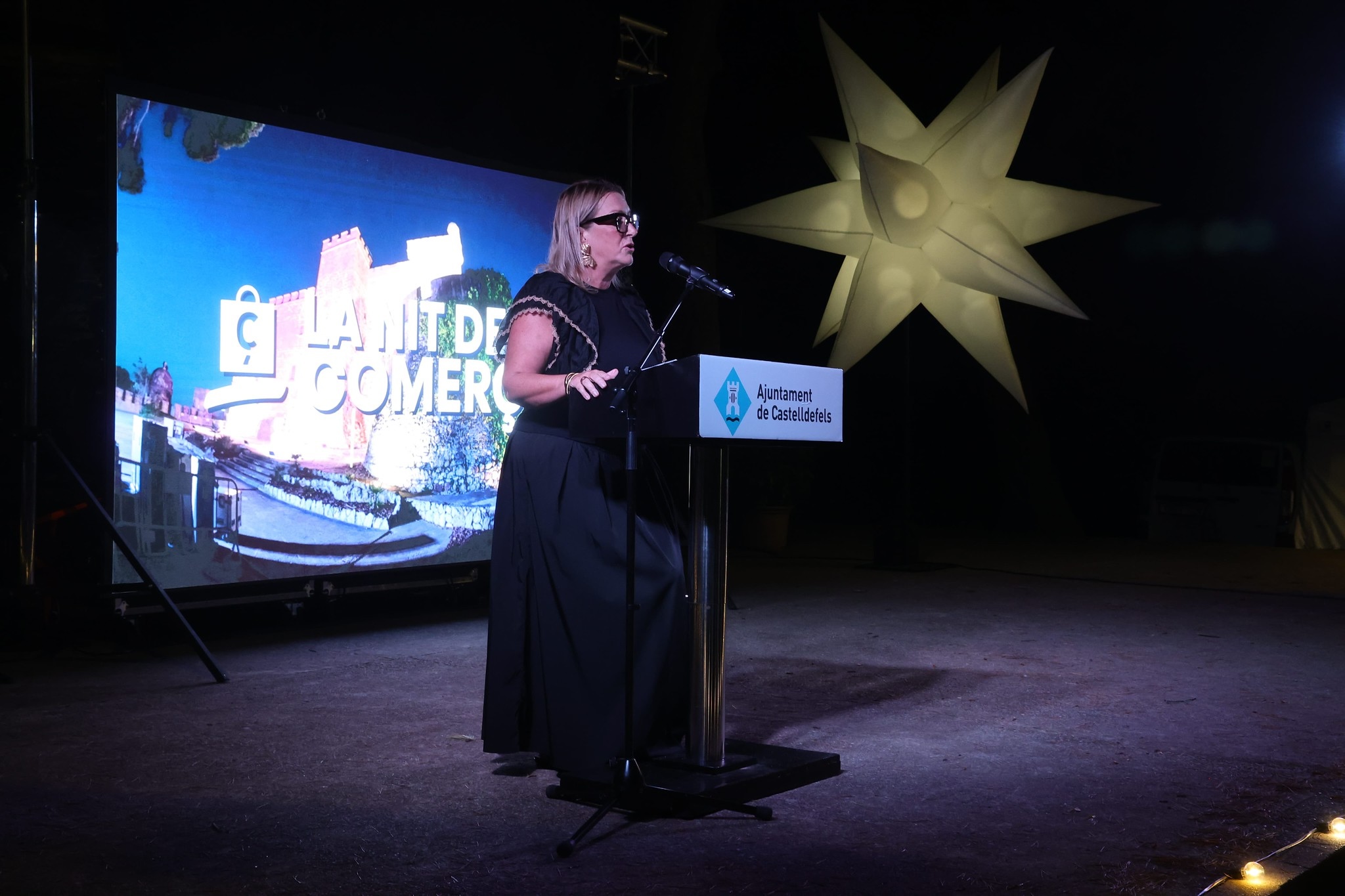 María del Mar Sicilia, regidora de Comercio, en la Nit del Comerç del año pasado (Foto: Ayuntamiento de Castelldefels)