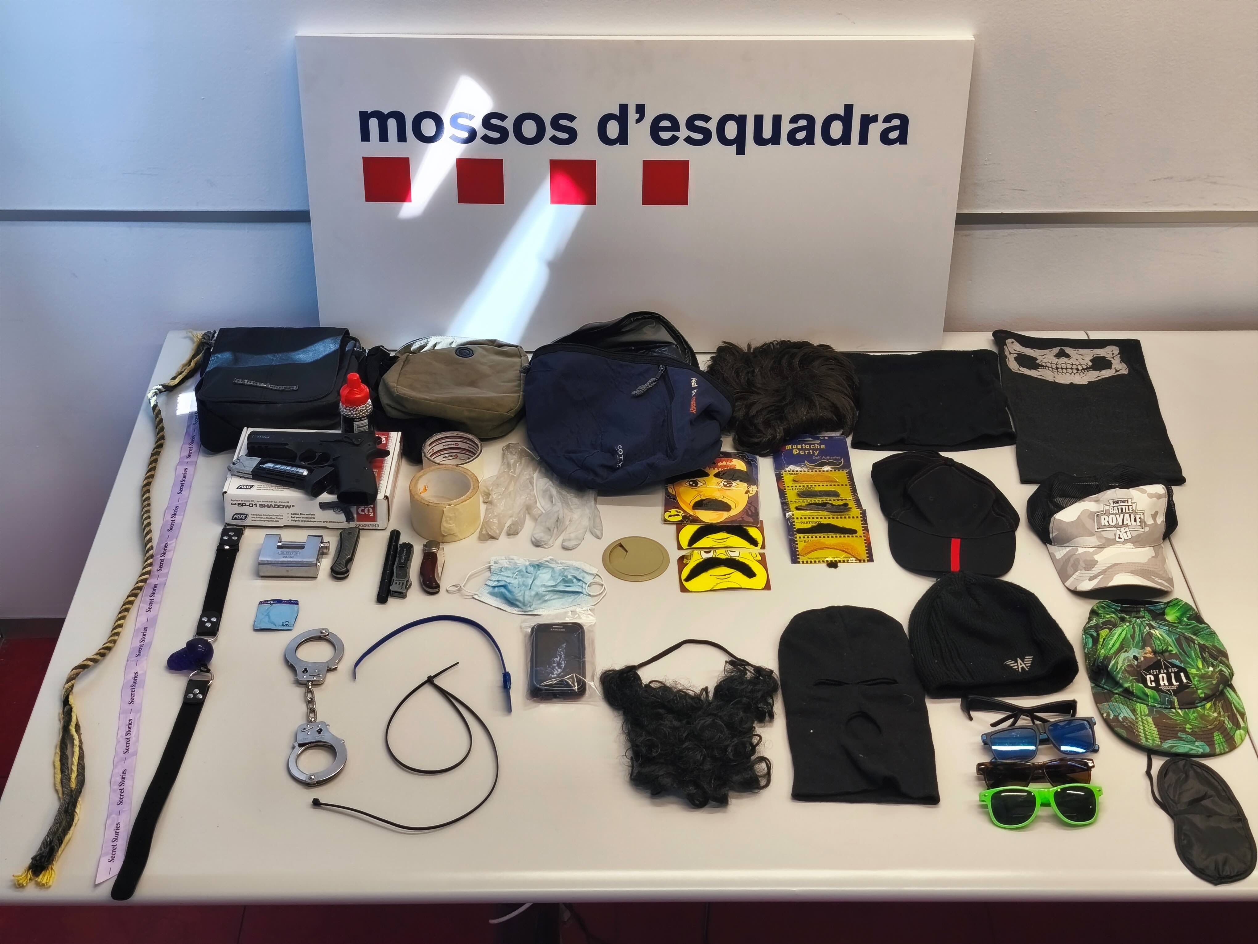 Material incautado al agresor (Foto: Mossos)