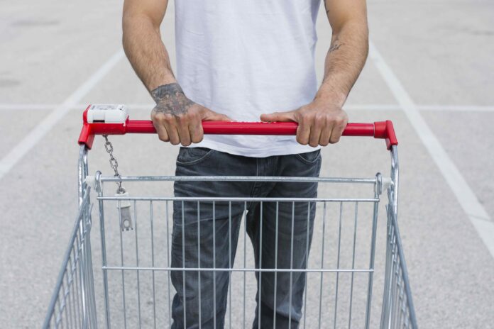 Una persona con un carro de la compra. Foto: Freepick.