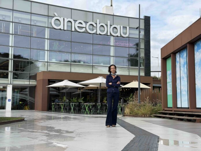 Ana Torres, gerente de Ànecblau, junto a la fachada del centro comercial.