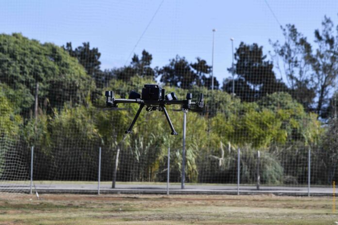 Dron volando en el DroneLab de Castelldefels. Foto: Ayto. de Castelldefels.