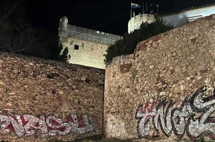 Grafitis en el Castillo. Foto: Policía Local.