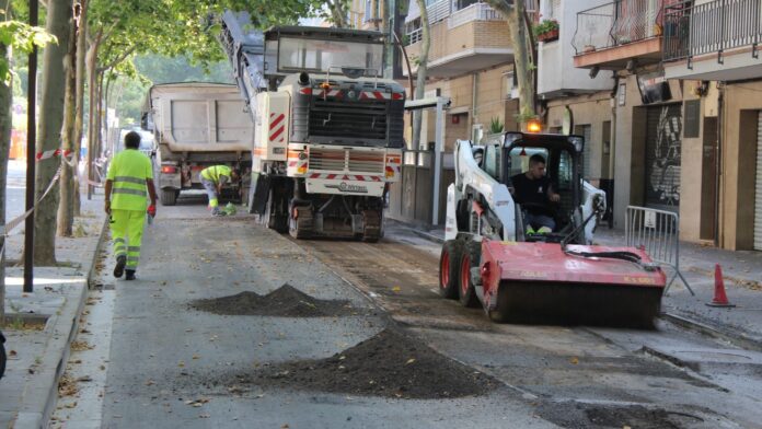 Asfaltado en la calle Bisbe Urquinaona. Foto: Ayto. de Castelldefels.
