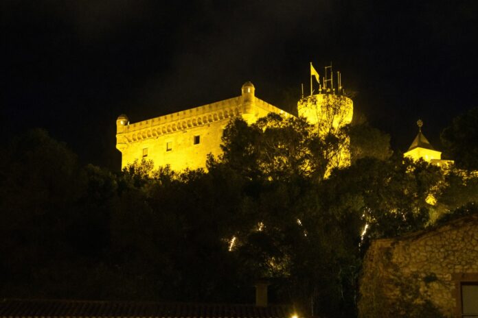 El Castillo de Castelldefels en amarillo (imagen editada). Foto: Ayto. de Castelldefels.