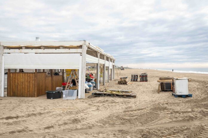 Trabajos de montaje de uno de los chiringuitos en la playa. Foto: Ayto. de Castelldefels.