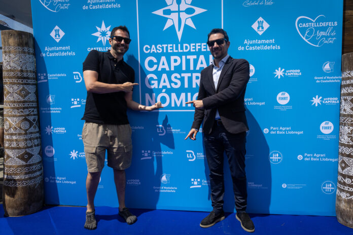 David Guapo junto a Manu Reyes, durante un acto de promoción gastronómica en Castelldefels. Foto: Ayto. de Castelldefels.
