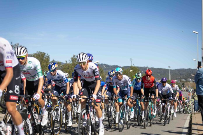 Paso de los ciclistas de la Volta en años anteriores. Foto: Ayto. de Castelldefels.