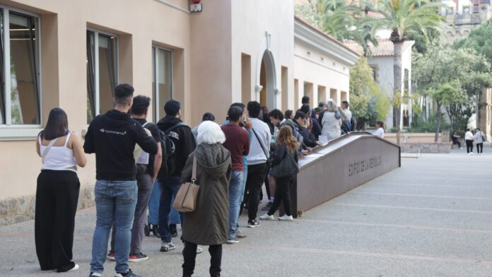 Cola frente al Edificio de República. Foto: Ayto. de Castelldefels.