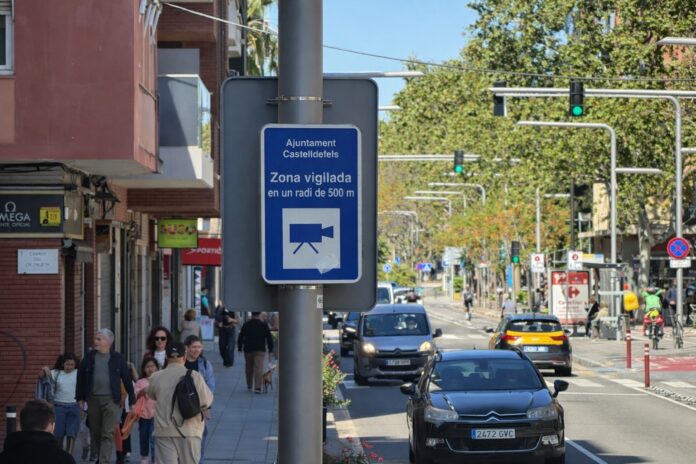 Señal de zona vigilada por cámaras en la avenida Constitución. Foto: Castelldefels.info.