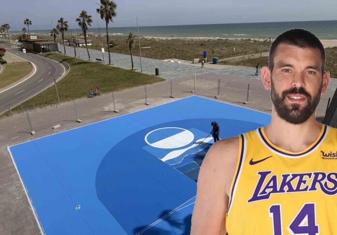 Últimos trabajos en la pista 3x3 de la playa de Castelldefels antes de su finalización. Foto: Castelldefels.info.