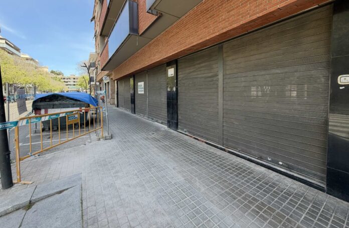 Locales sin uso en la calle Santiago Rossinyol donde el Ayuntamiento abrirá la nueva Oficina de Atención Ciudadana (OAC). Foto: Castelldefels.info.