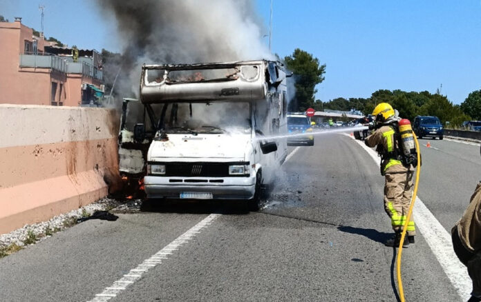 Un bombero apagando el incendio de la autocaravana. Foto: Bombers.