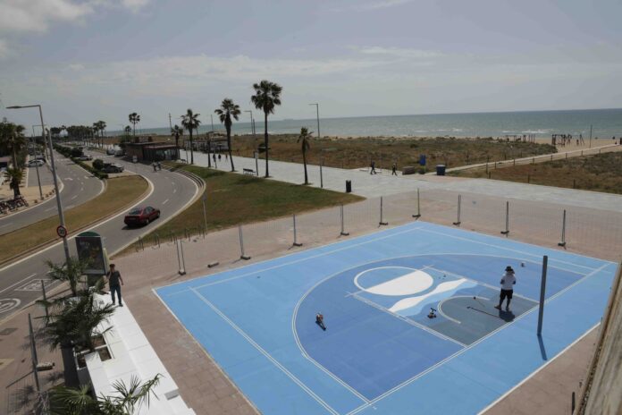 La pista 3x3 de la plaza de las Palmeras. Foto: Ayto. de Castelldefels.