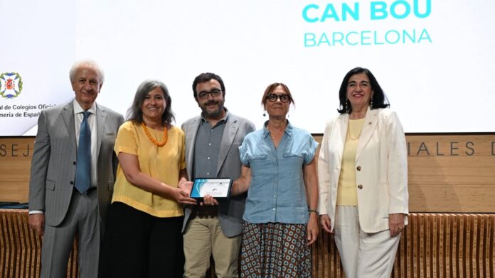 Momento de la recogida del premio. Foto: Ayto. de Castelldefels.