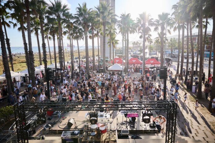Un evento musical del pasado verano en la plaza de las Palmeras. Foto: Ayto. de Castelldefels.