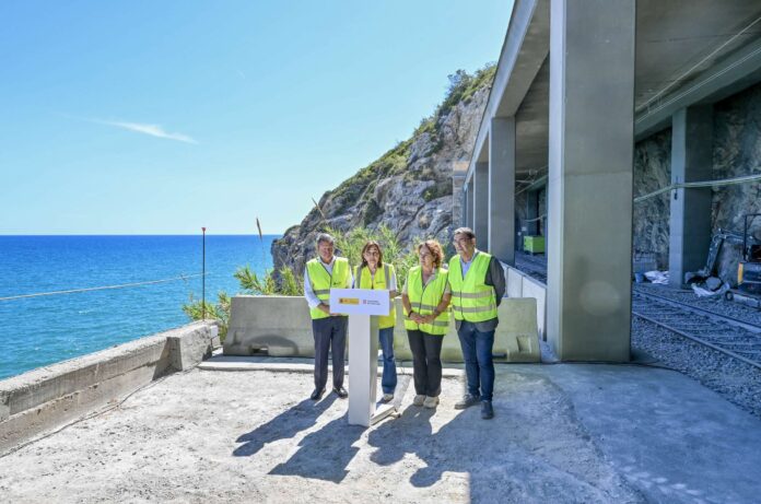 La consellera Paneque durante la visita a las obras de mejora de la infraestructura ferroviaria. Foto: Generalitat.