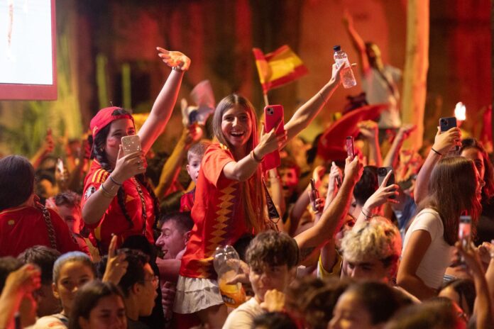 Aficionados de la selección española siguen un partido de la Eurocopa 2024 durante una celebración multitudinaria. Foto: Ayto. de Castelldefels.